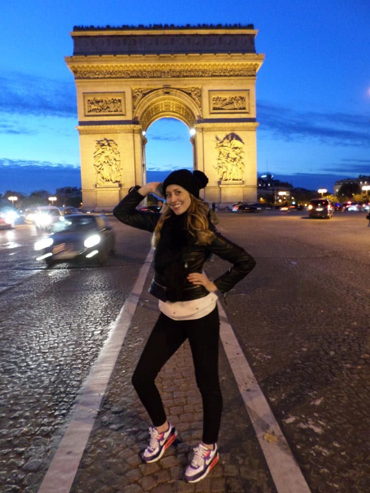 arc du triomphe at night paris